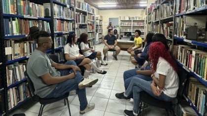 Oficina ocorre em 10 encontros com 2 horas de duração cada para produzir conhecimento coletivo a respeito de questões de combate ao racismo