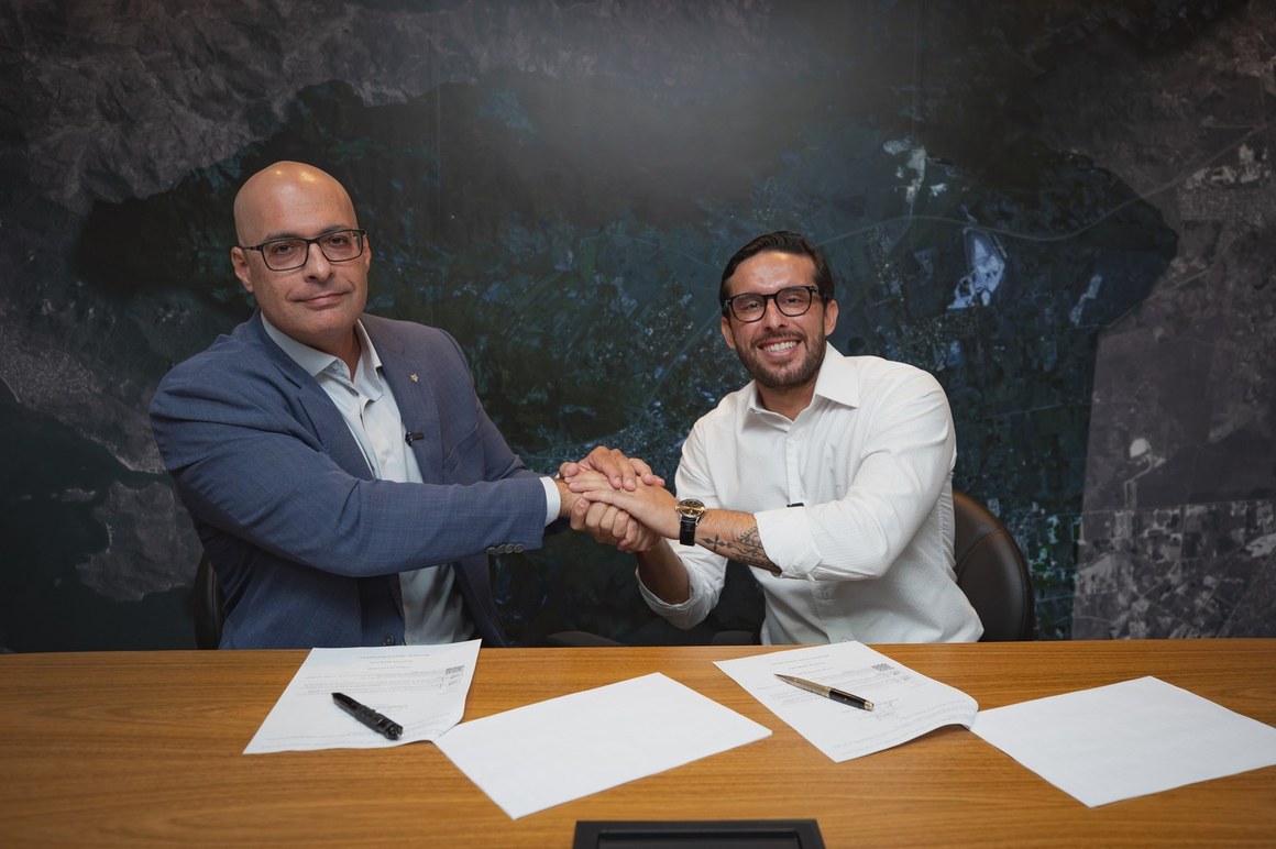 Da esq. para a dir.: Secretário de Polícia Civil do Estado do Rio de Janeiro, Felipe Cury, com Haroldo Jesus, prefeito de Itaguaí (Foto: Ítalo Dornelles/Comunicação PMI)