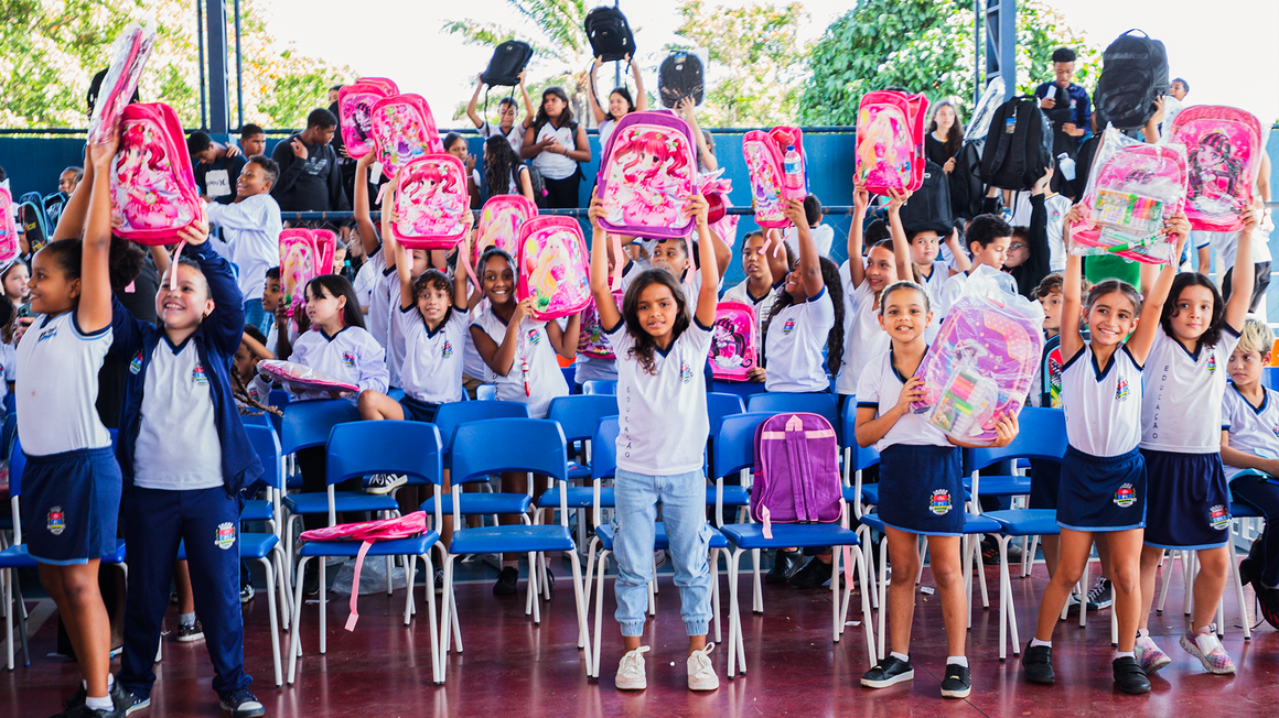 Alunos de Itaguaí recebem kits escolares de projeto da Receita Federal