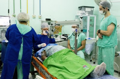 Equipe médica da Secretaria Municipal de Saúde faz cirurgias oftalmológicas