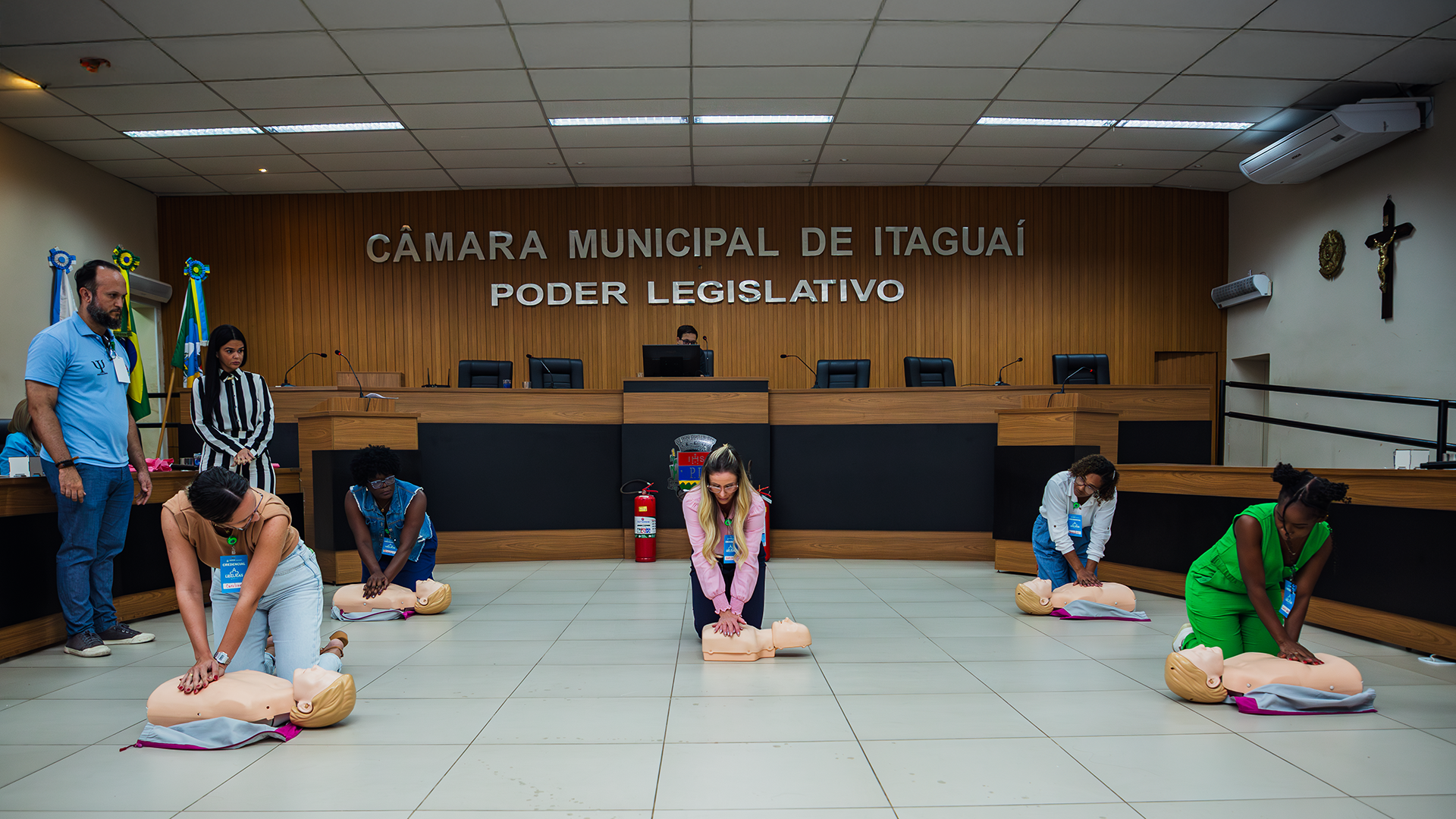 A enfermeira Márcia Cristina Soares ensina manobras de ressuscitação para aplicação em emergências: encontro levou conhecimento aos diretor e professores para atuação em emergências (Foto: Wellington Dazzle / Comunicação PMI)