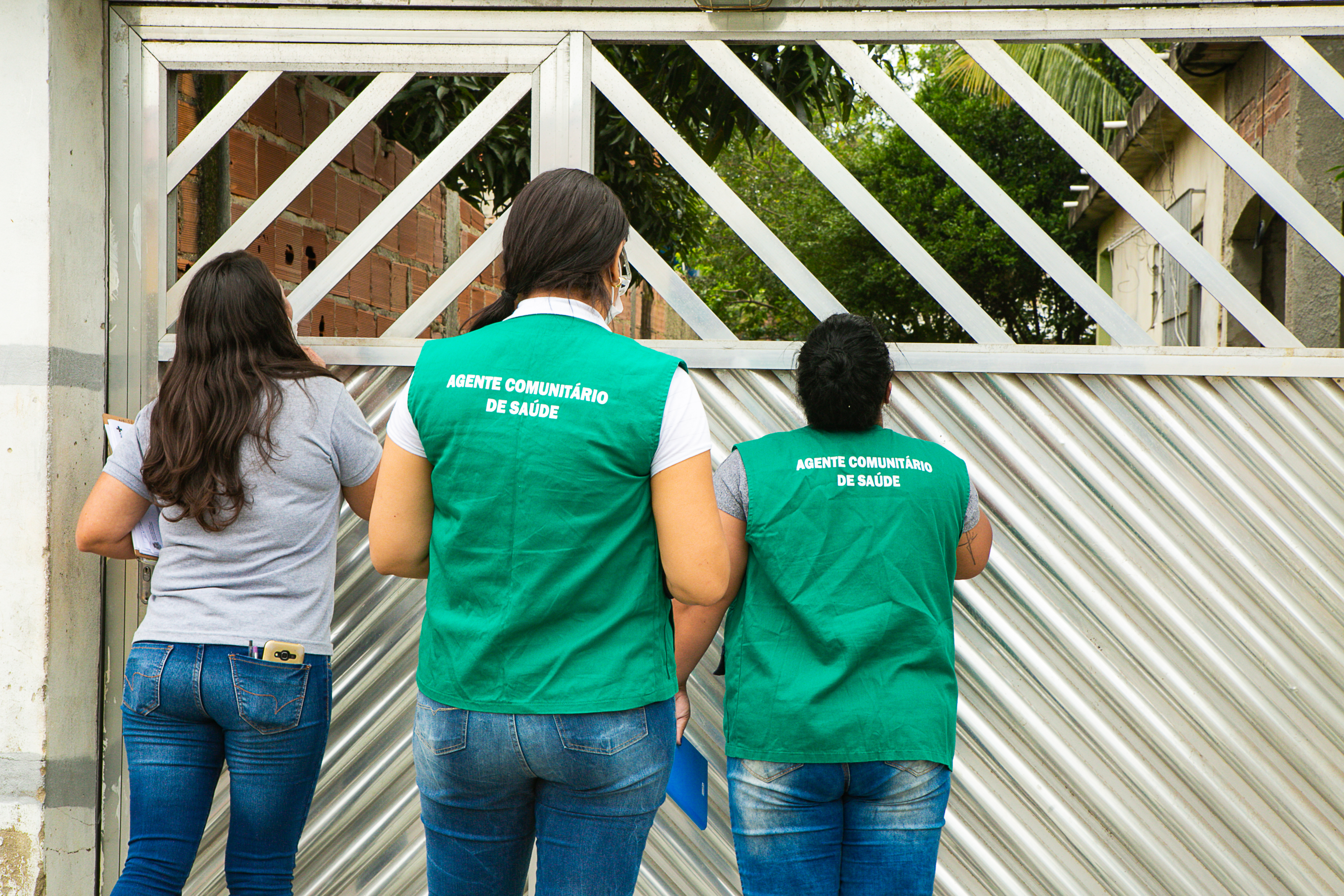 Agentes de saúde fazem visitas domiciliares, mas população precisa estar atenta a pedidos de fotografia, que não devem acontecer (Foto: Rui Okada / Comunicação PMI)