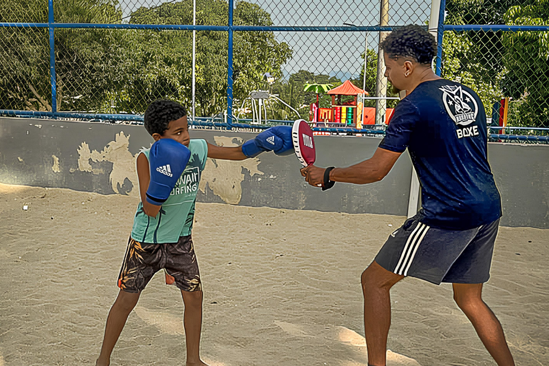 Professor Matheus Ramos com aluno na Praça do Carvão: boxe é esporte que une saúde, disciplina e socialização (Foto: Divulgação)