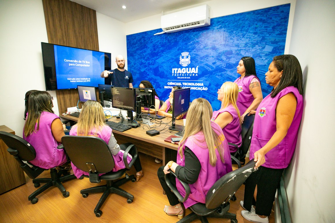 Prefeitura de Itaguaí e Receita Federal qualificam mulheres para transformar TV Box em minicomputadores para escolas