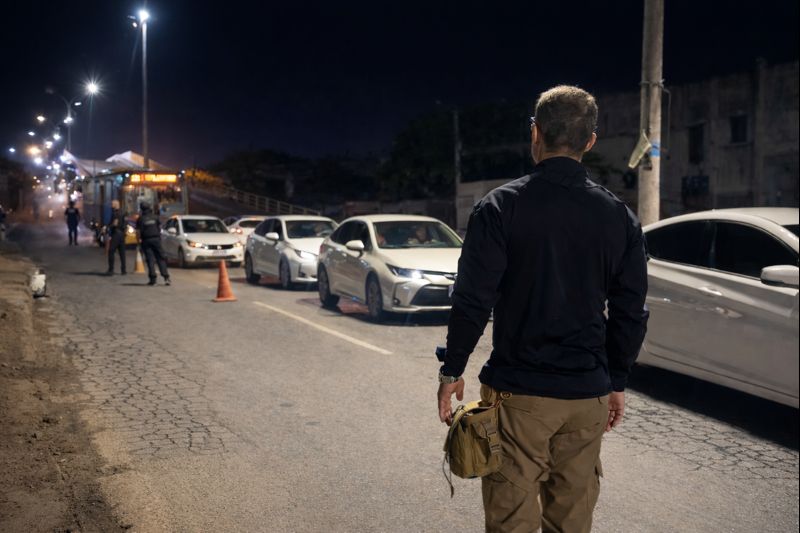 Agentes fizeram abordagens e encaminharam dois veículos à delegacia por causa de irregularidades (Divulgação/PMI)