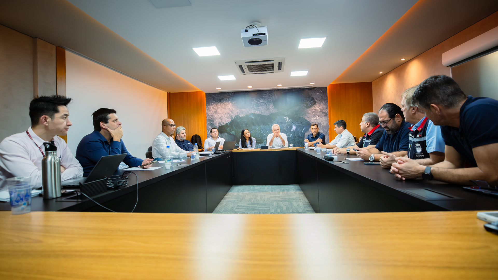 Representantes da CCR RioSP (à esq.) e do governo municipal de Itaguaí se reúnem par discutir investimentos da concessionária na Rio-Santos, no trecho que fica na cidade (Foto: Wellington Dazzle)