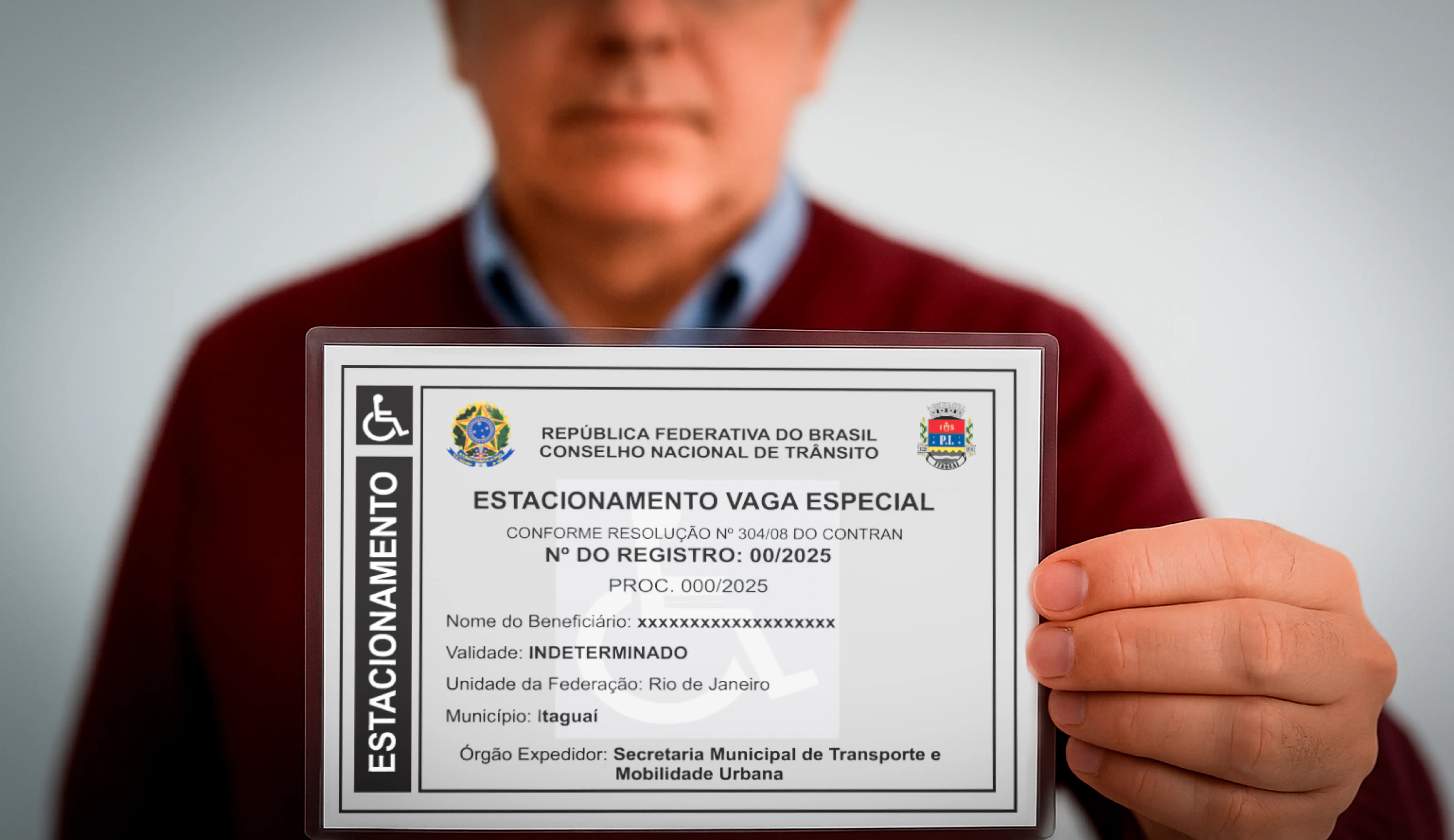 Beneficiários receberam os primeiros cartões que garantem o direito de estacionar em vagas especiais reservadas a pessoas com deficiência e idosos a partir de 60 anos (Foto: Divulgação / SMTMU)